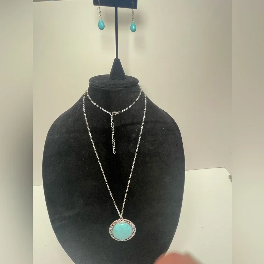 Very long silver tone chain with faux turquoise round pendant and earrings - Picture 1 of 6